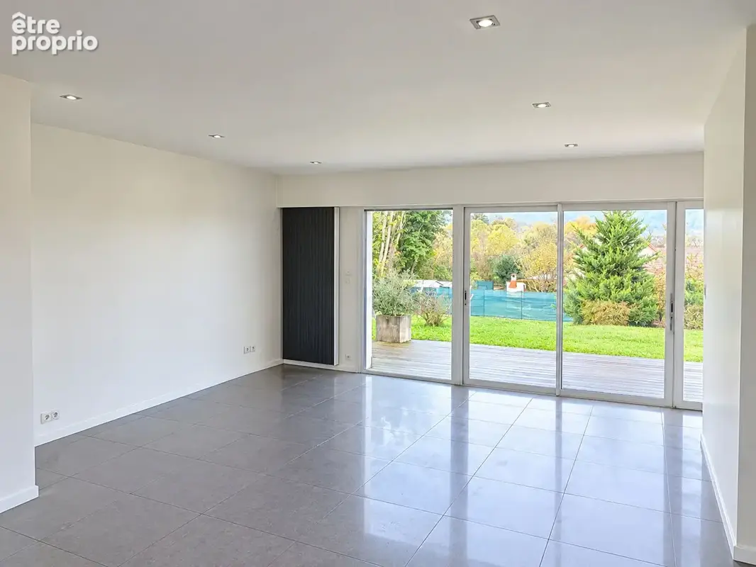 Maison d'architecte de plain-pied de 108 m² : garage double et terrasse. - photo 4