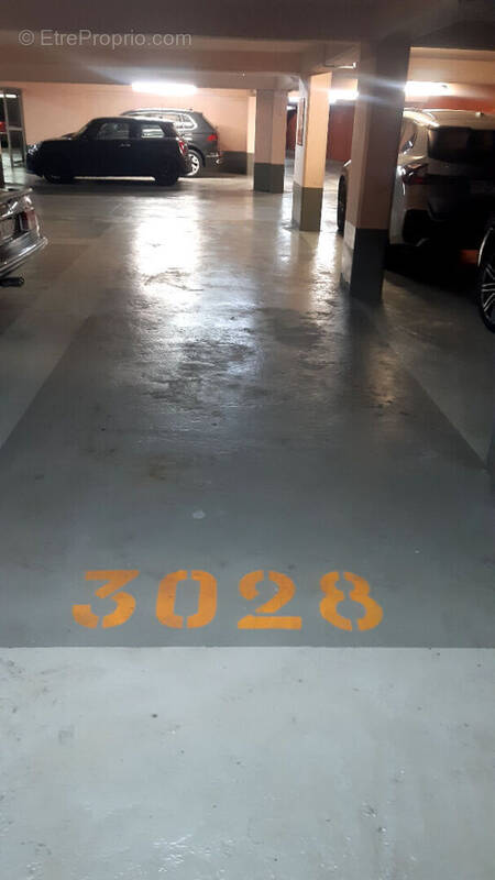 Parking à PARIS-16E