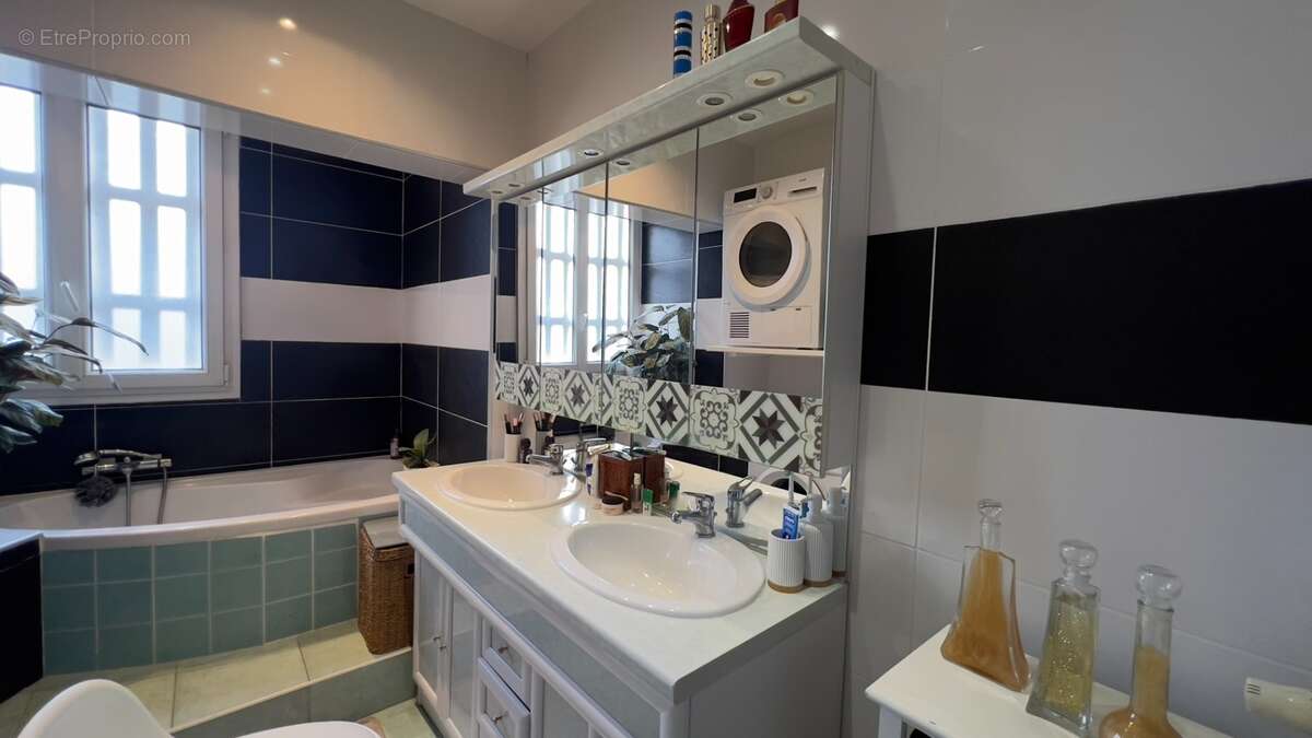 QUIMPER-Sud, rue du Léon (Quartier Prat-Maria), appartement de type T5 modifié en T4 de plus de 83 m² habitable, situé au 7ème é - photo 12
