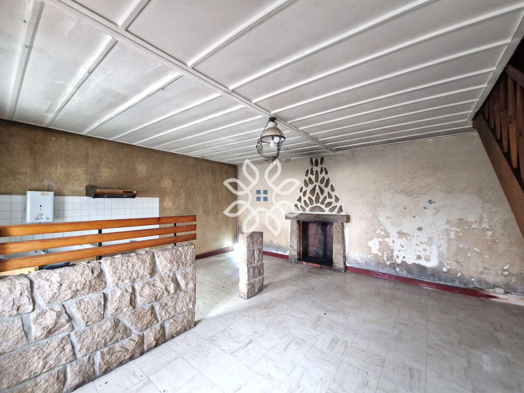 Maison avec jardin, terrasse, dépendances et fort potentiel - photo 2