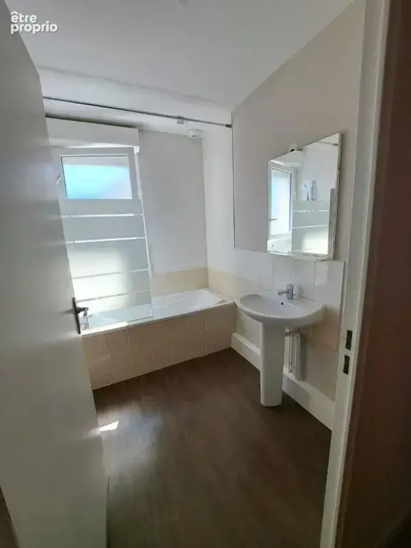 SURZUR Appartement T3 en DUPLEX de 67,70 m2, lumineux. À pied du bourg - photo 8