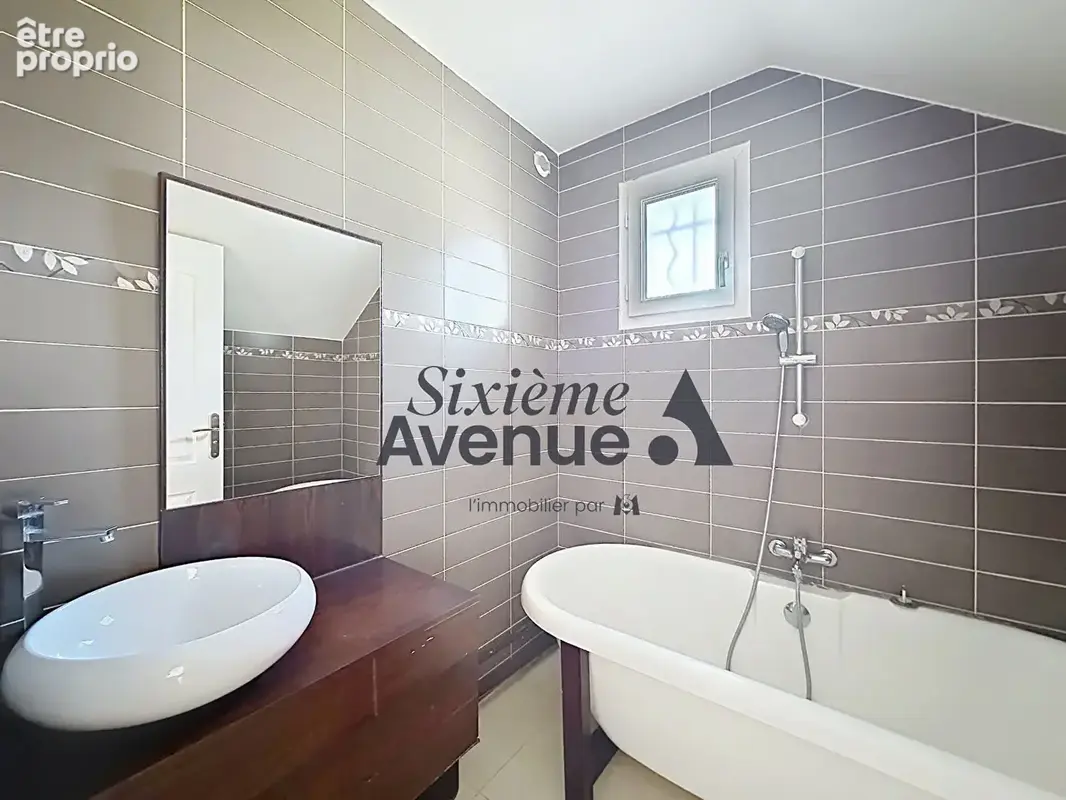 Maison d'architecte 210 m²  - 5/6 chambres - Beaux volumes - photo 8
