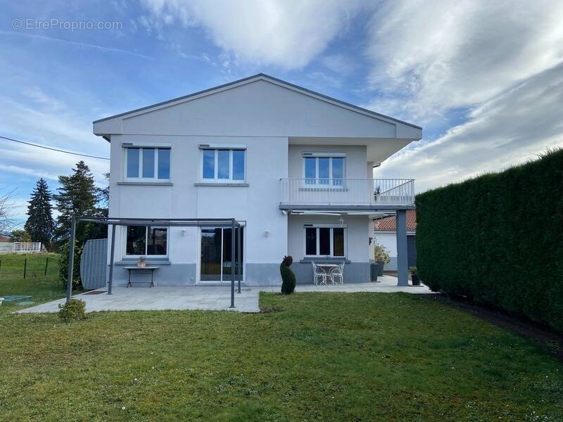 Maison à MARINGUES