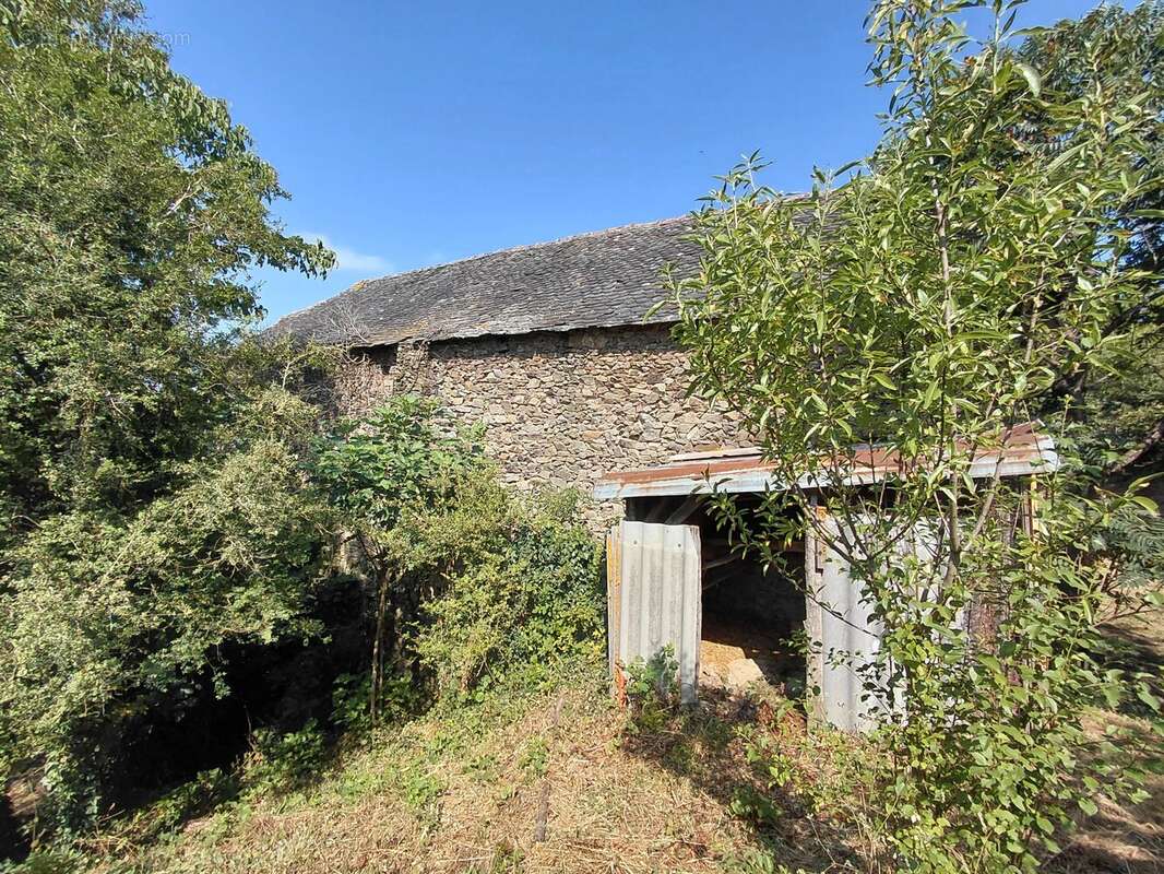 Corps de ferme en pierre à Saint-Christophe, sans voisins, avec grange, dépendances et terrain - photo 5