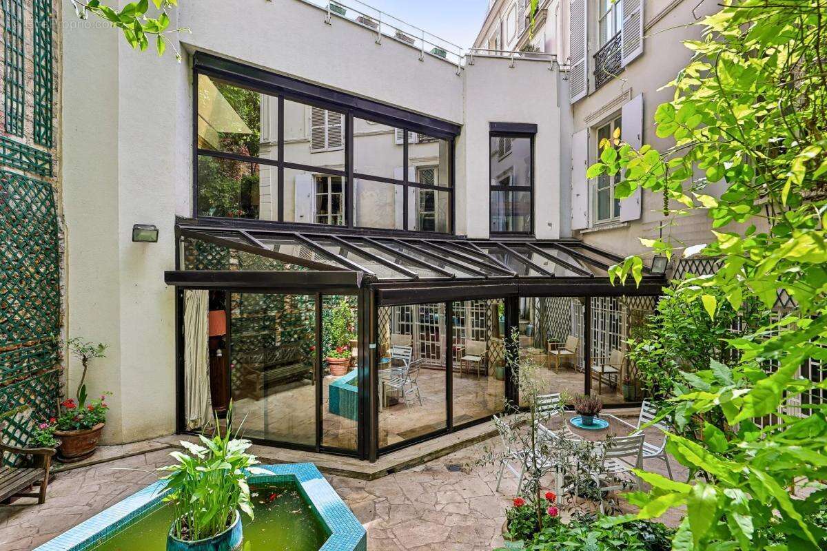 Appartement à PARIS-16E