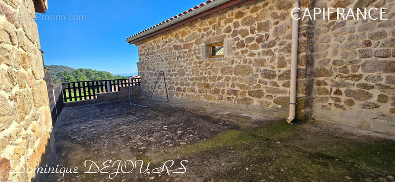 Maison à SAINT-MICHEL-DE-CHABRILLANOUX