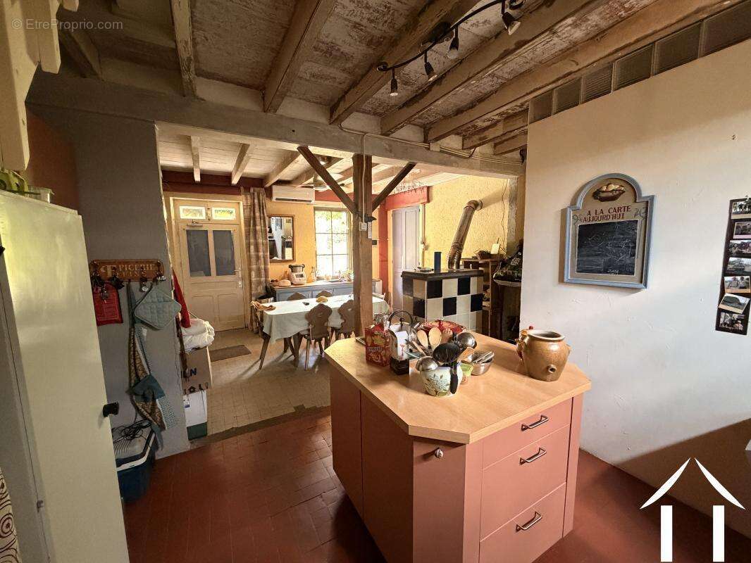 Magnifique maison confortable située dans un petit hameau avec une grande grange en pierre, bâtiments annexes et garage sur plus - photo 4