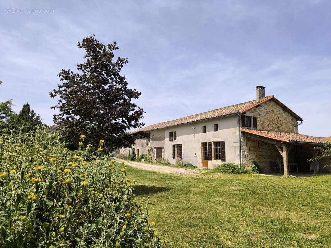 Maison à PIOUSSAY