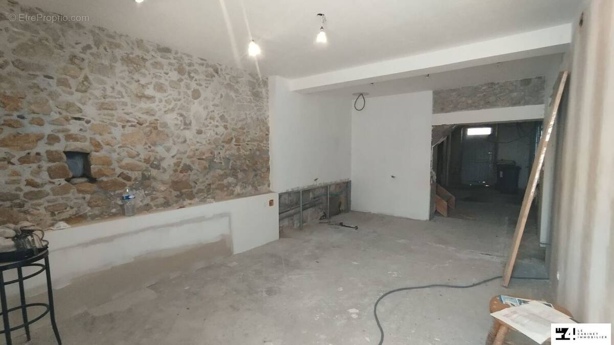 Maison à MONTBRUN-BOCAGE