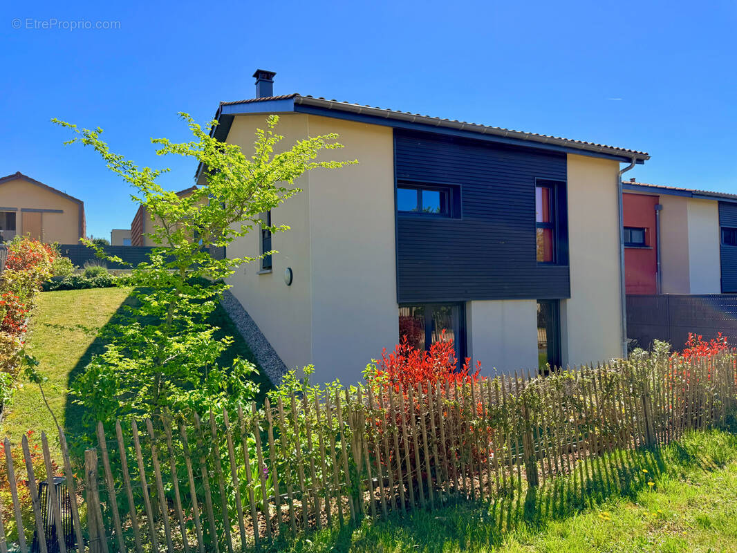 Maison à LA TOUR-DE-SALVAGNY