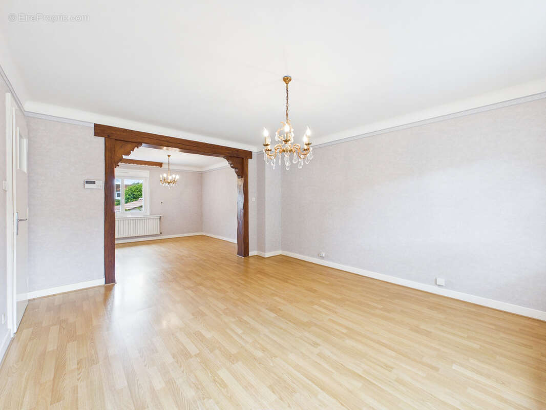 EMPLACEMENT IDEAL pour cette Grande maison située au centre du village d'AUGNY - photo 9