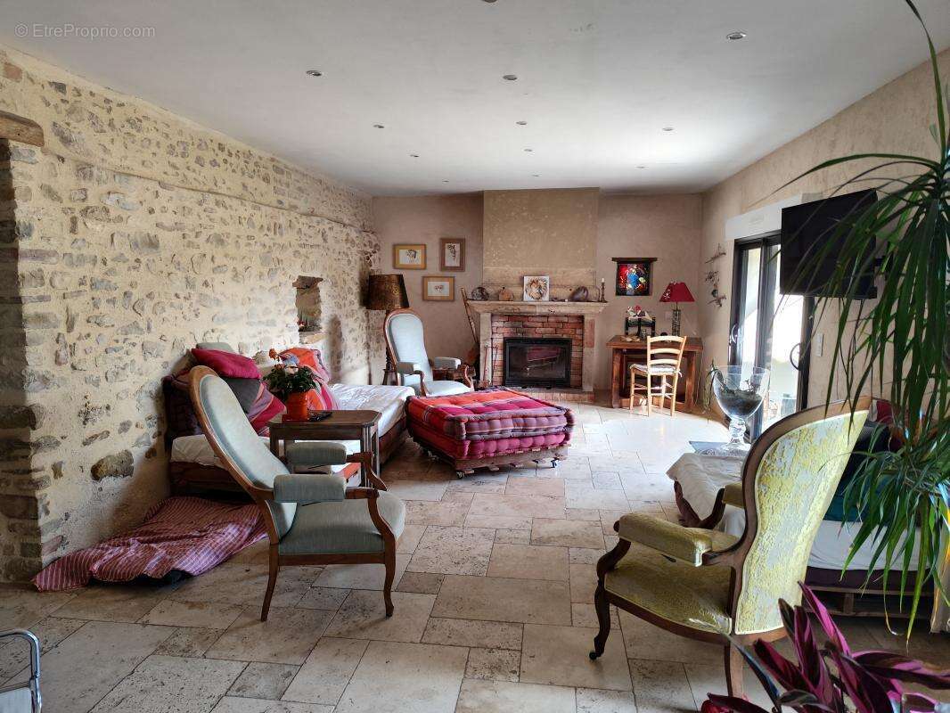 Maison à SAINT-HILAIRE-DE-BRETHMAS