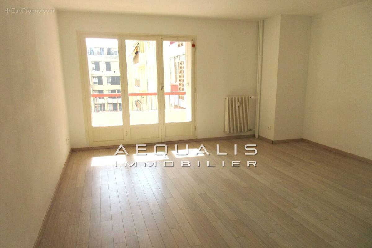 Appartement à SAINT-LAURENT-DU-VAR