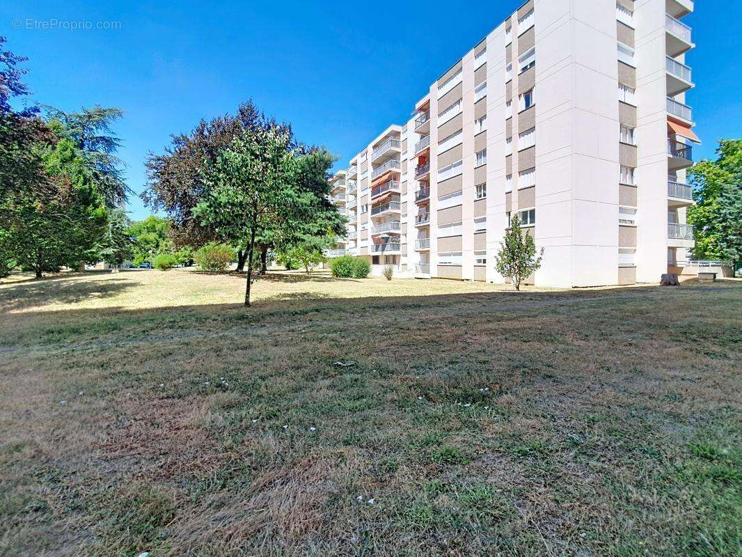 Appartement - 2 Chambres - Balcon - Cave - Jolie vue dégagée - Proche toutes commodités - photo 3