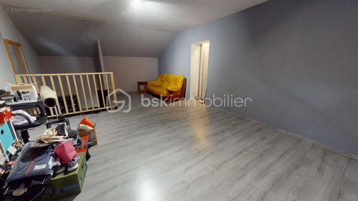 Maison à COURCELLES