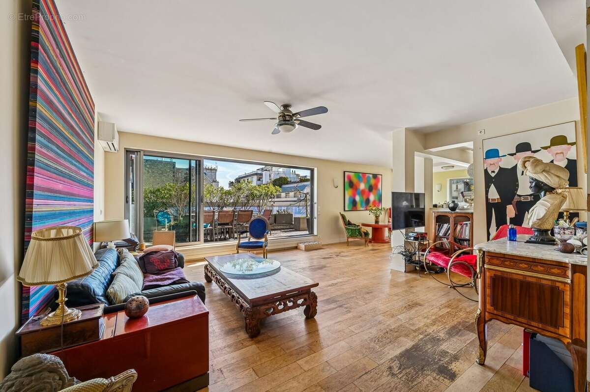 Appartement à PARIS-16E