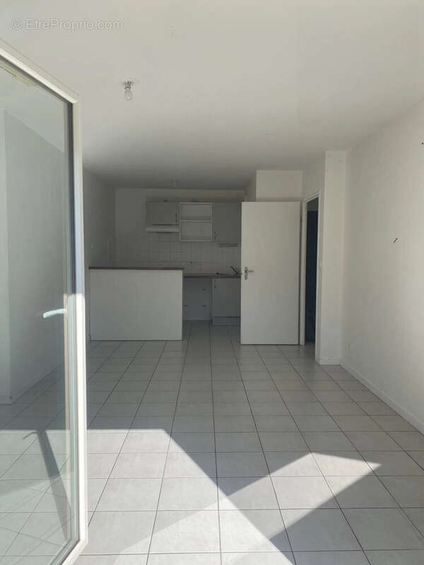 Pièce de vie avec un coin cuisine, un espace salon/salle à manger - Appartement à BEGLES