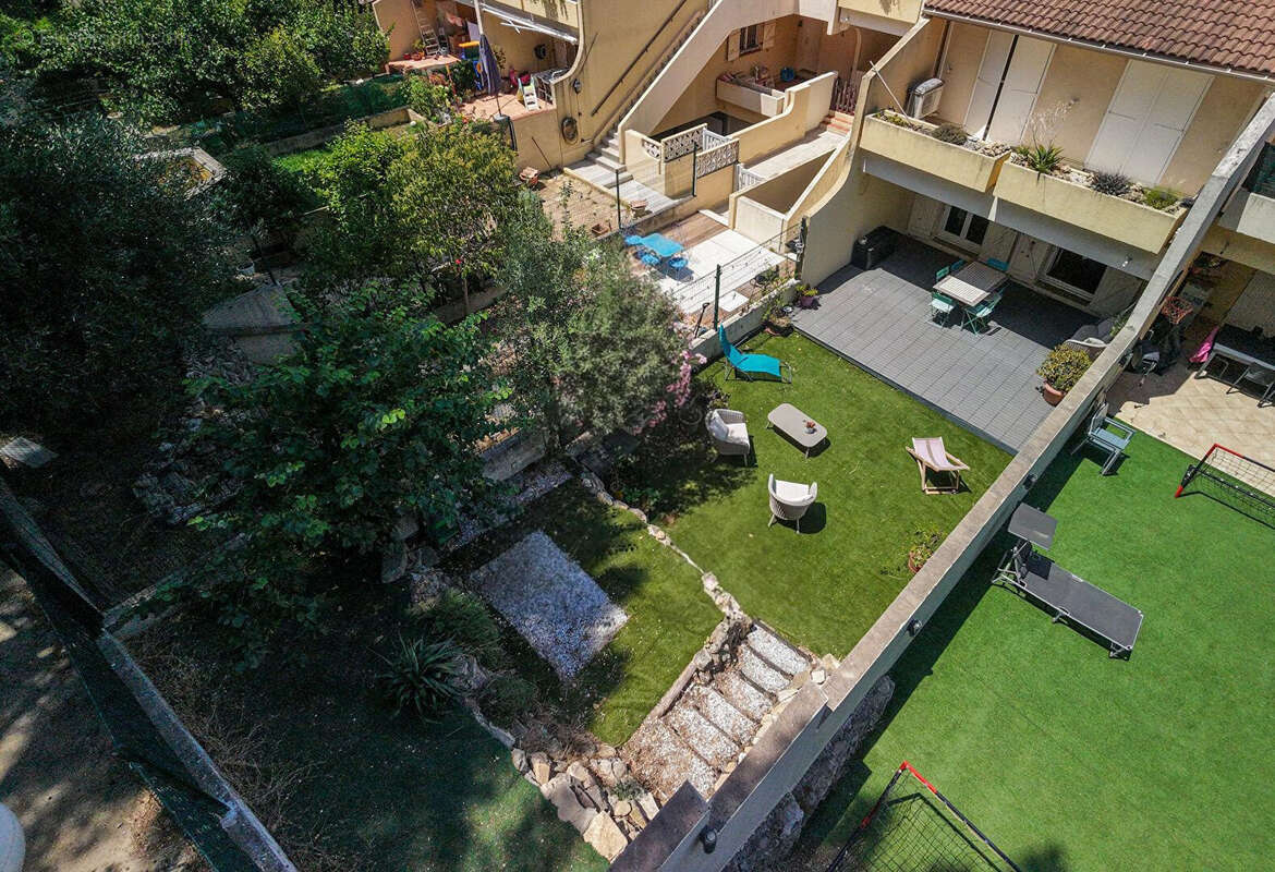 Entièrement rénové, 2 stationnements, terrasses & jardin - photo 14