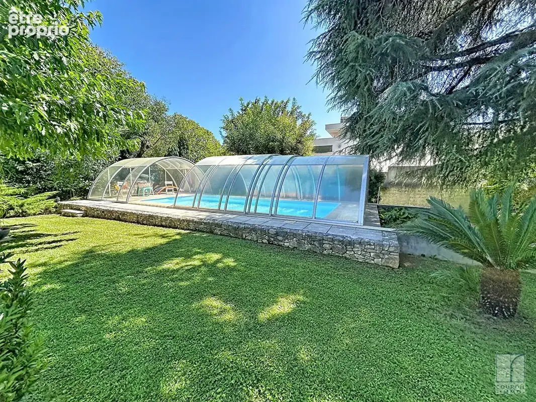 Maison de charme de 257 m², avec piscine et terrain arborée - photo 3