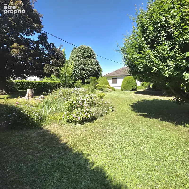 Maison de plain-pied dans un cadre verdoyant exceptionnel de 31 ares - photo 4