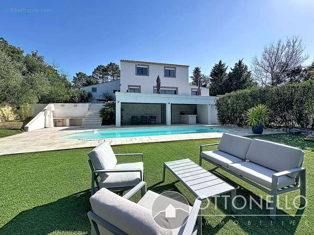 Maison à ROQUEBRUNE-SUR-ARGENS