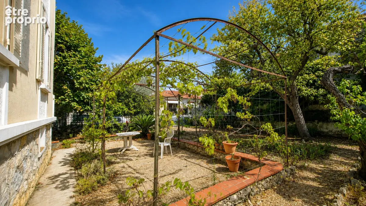 MAISON-APPARTEMENT - LAVAL / AV. DES FLEURS - 96 m² - Jardin 214 m² - Esprit maison de caractère - photo 10