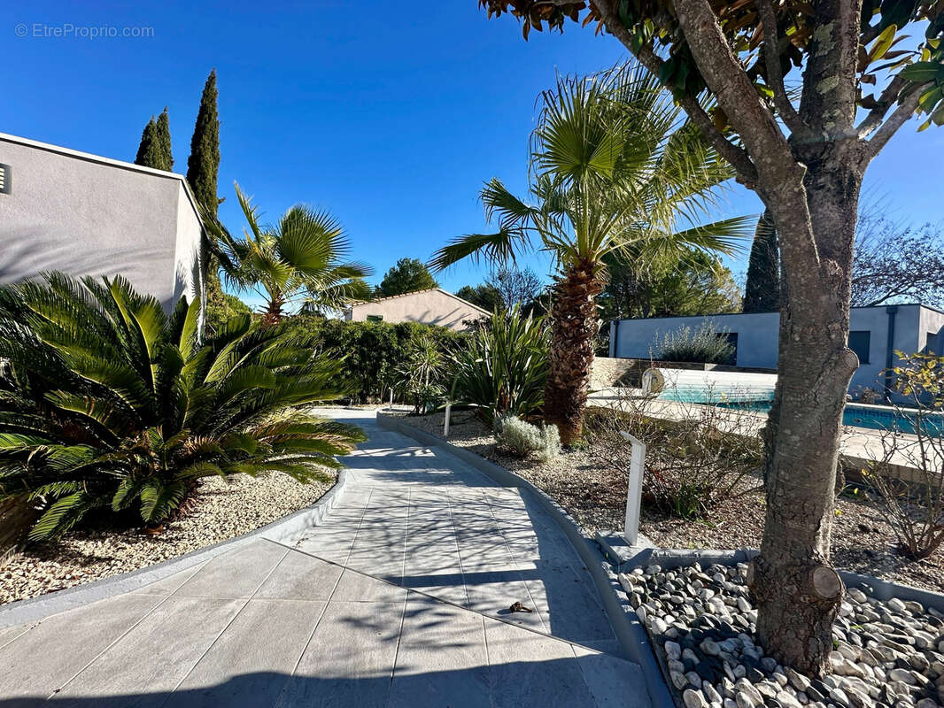 Maison à SAINT-CLEMENT-DE-RIVIERE