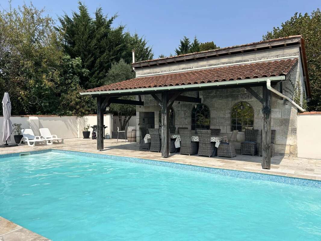 Spacieuse résidence individuelle de 6 chambres et 5 salles de bains avec piscine - photo 22