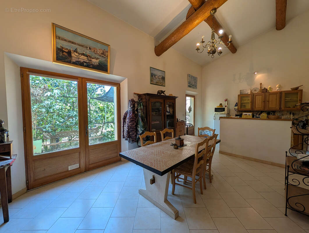 Maison de 90 m2 à Saint-Martin-de-la-Brasque avec garage et jardin - photo 8
