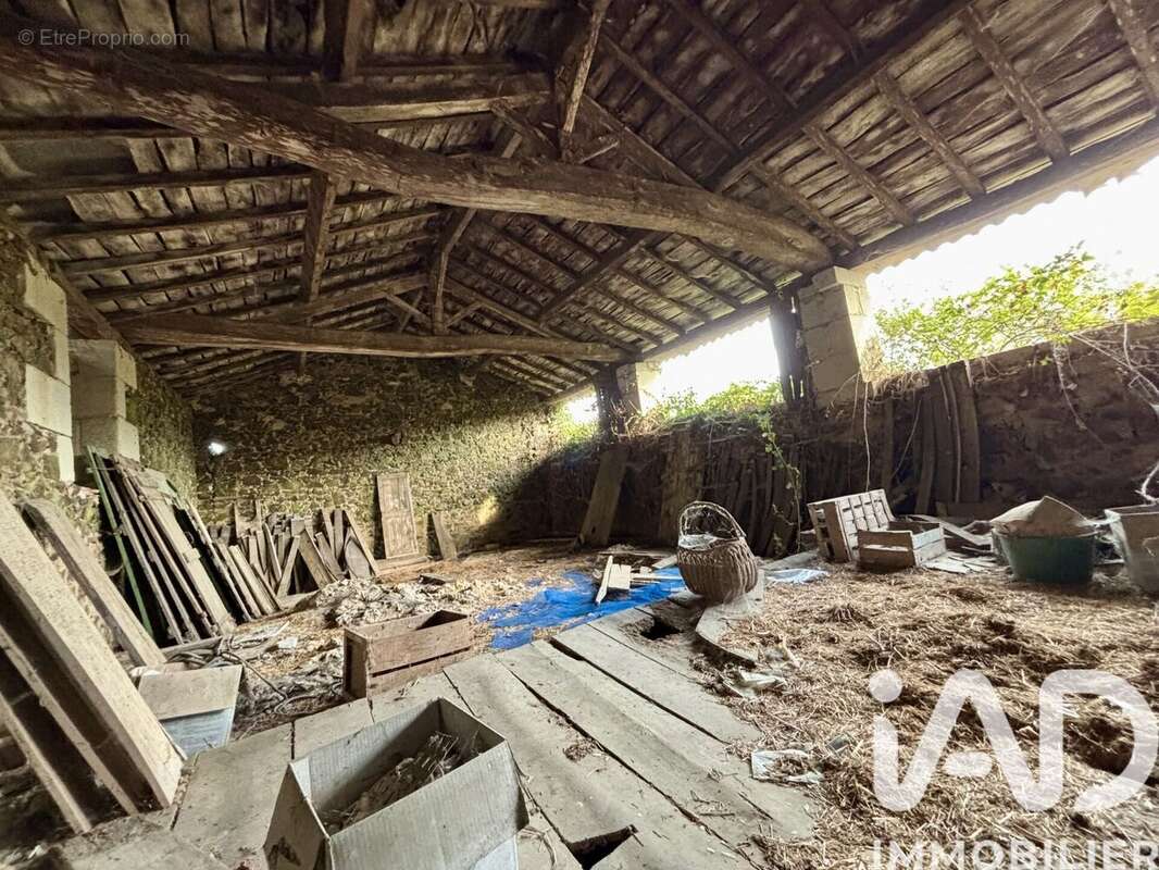 Photo 8 - Parking à CERSAY