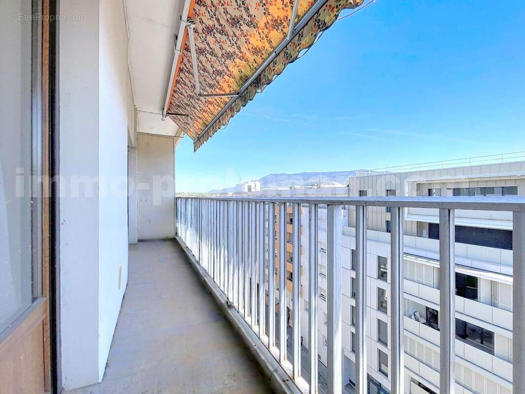 Appartement_T4_Annemasse_transformé_en_T3_Proche_Genève_Ceva_tram_Suisse_investissement_hyper_centre_Séjour_entrée_cuisine_balcon_ - Appartement à ANNEMASSE