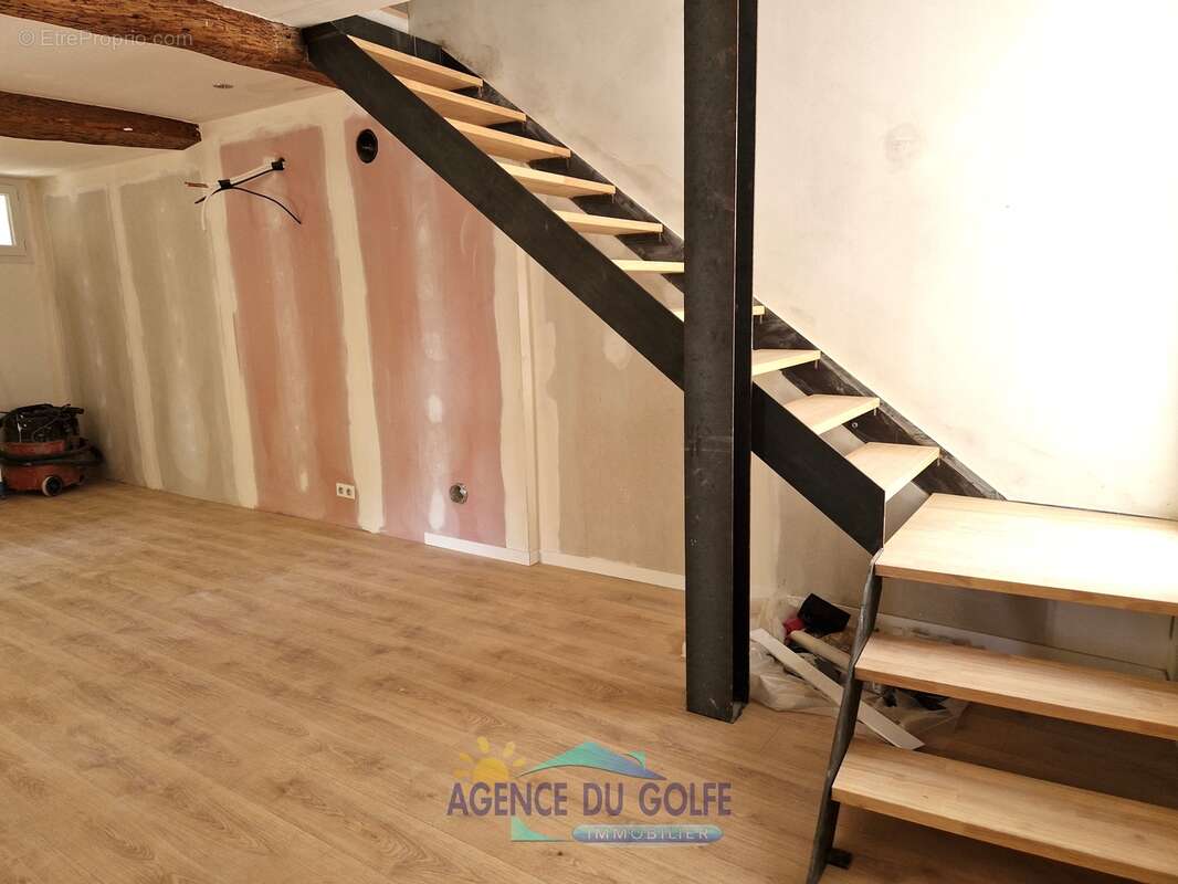 Maison à CEYRESTE