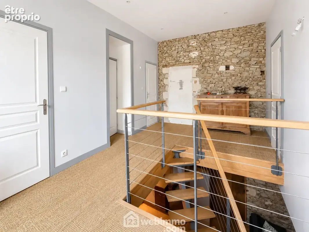 A l'étage, un palier de 18 m² distribue :