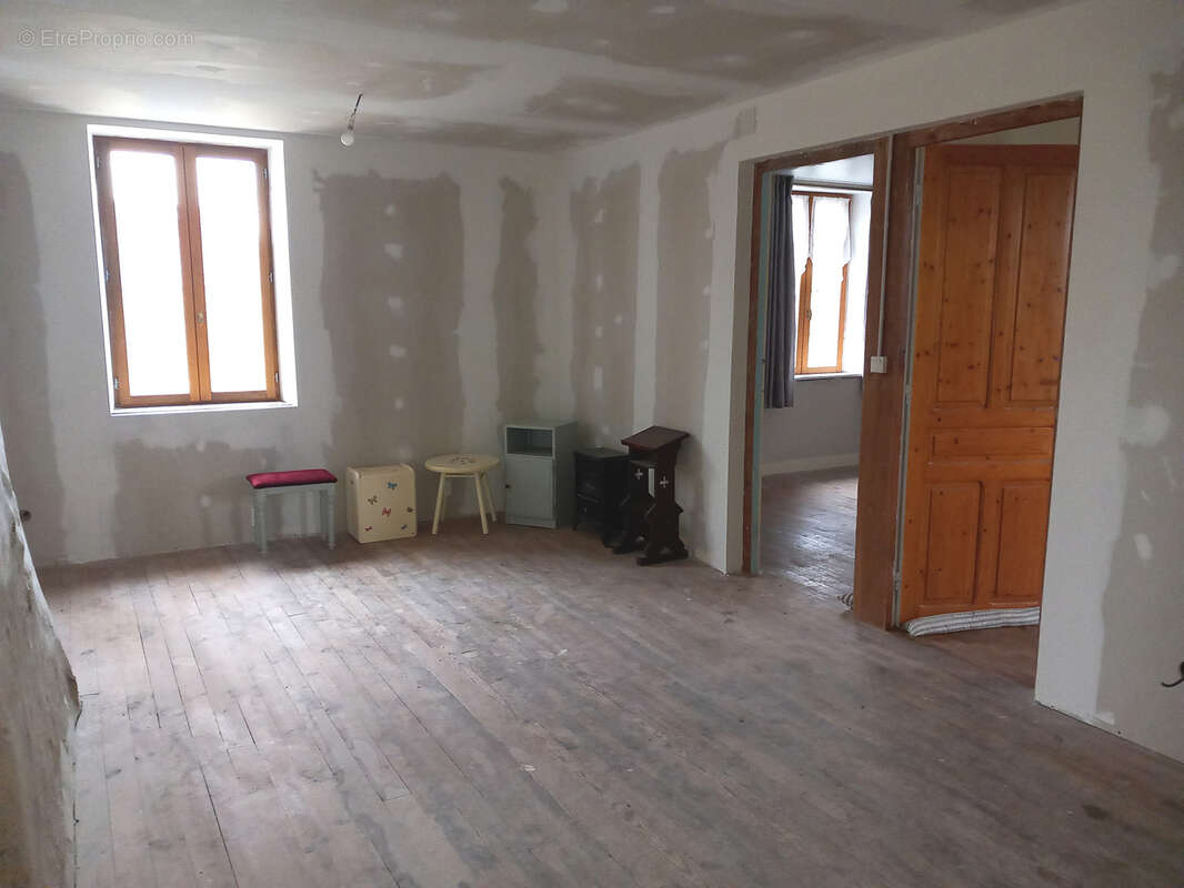 Maison à SAINT-PRIEST-LA-PLAINE