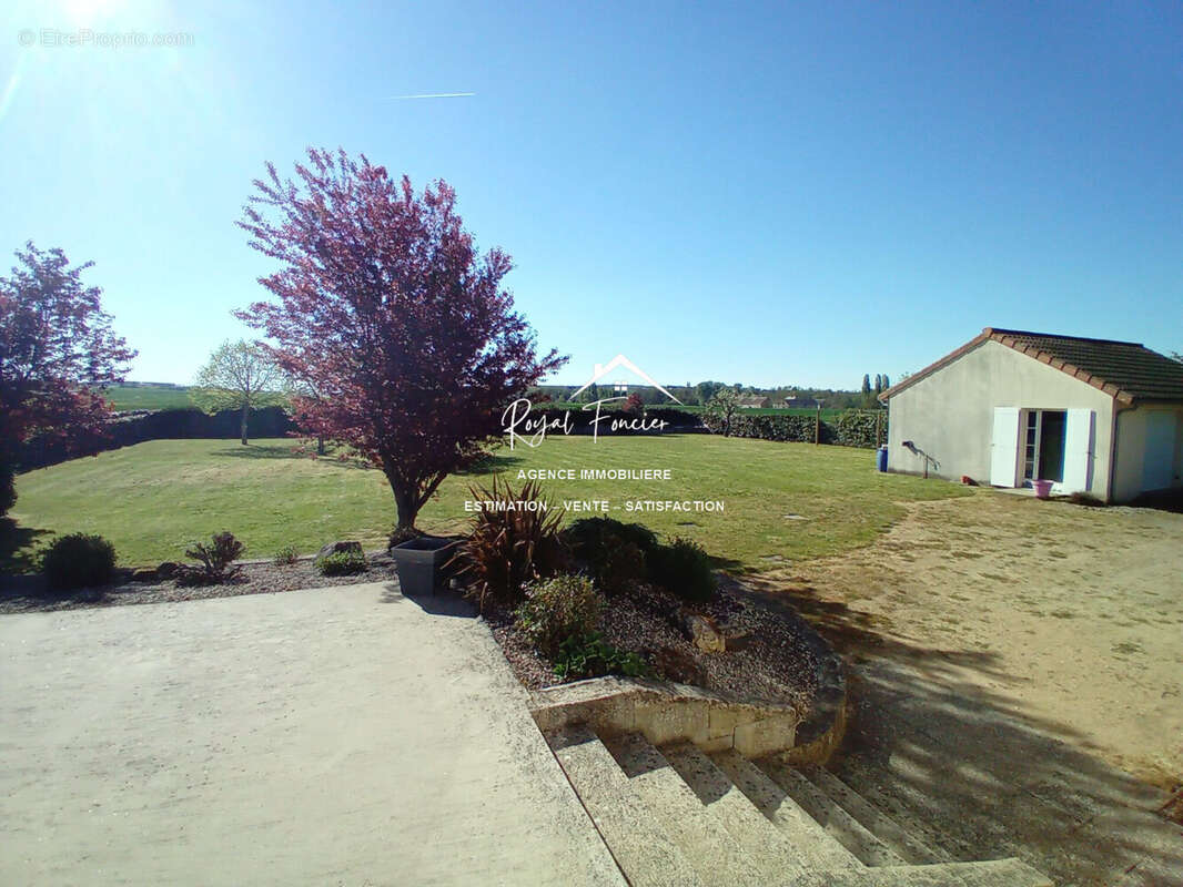 Maison à DANGE-SAINT-ROMAIN