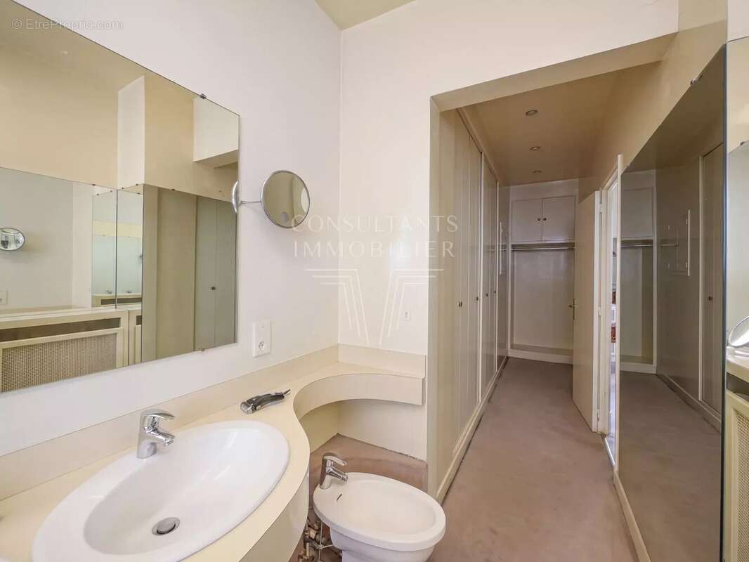 Appartement à PARIS-16E