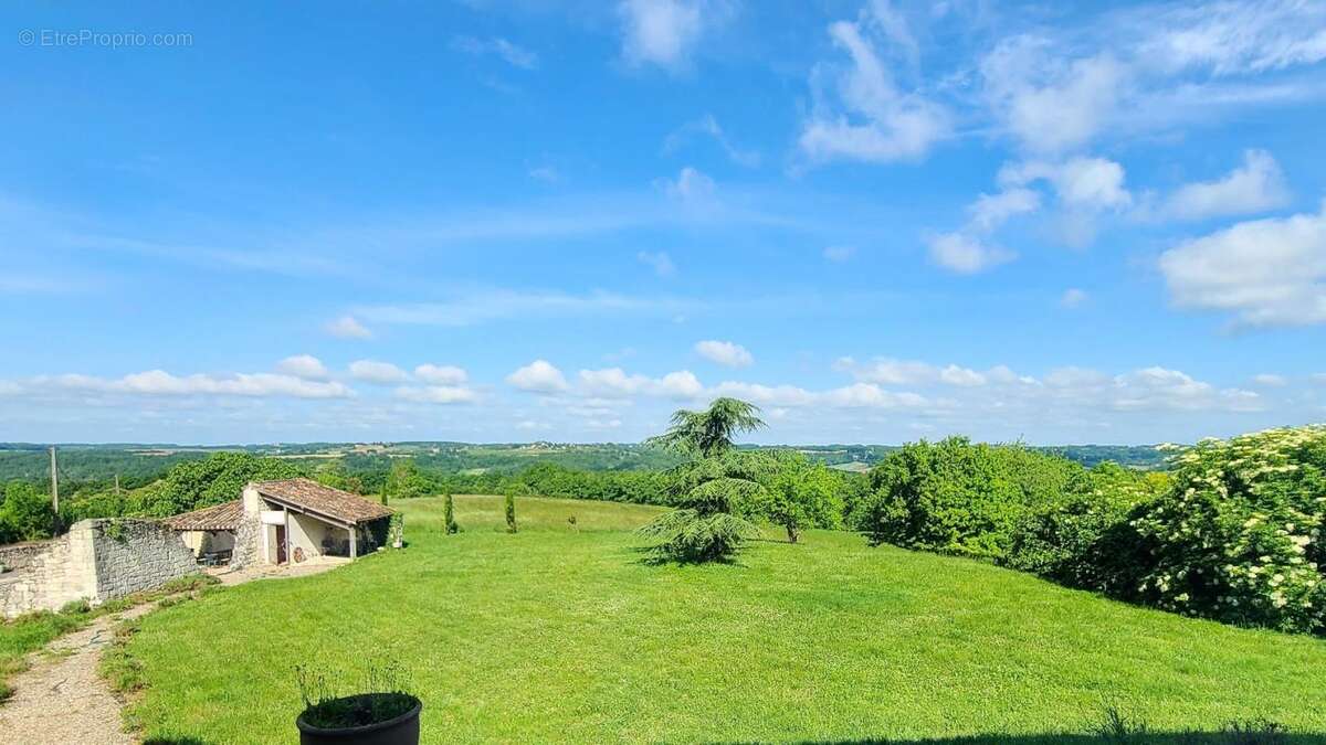 Maison à SAINT-MARTIN-DE-BEAUVILLE