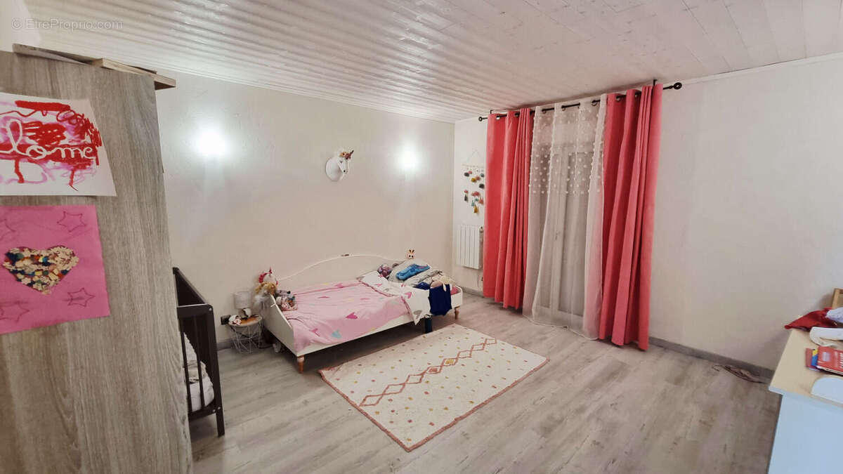 Maison à MONTREAL-LA-CLUSE