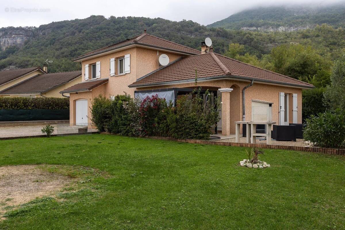 Maison à MONTAGNIEU