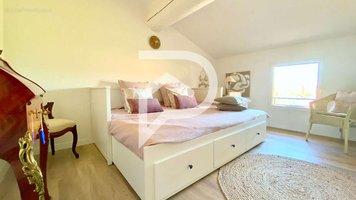 Maison à LE PUY-SAINTE-REPARADE