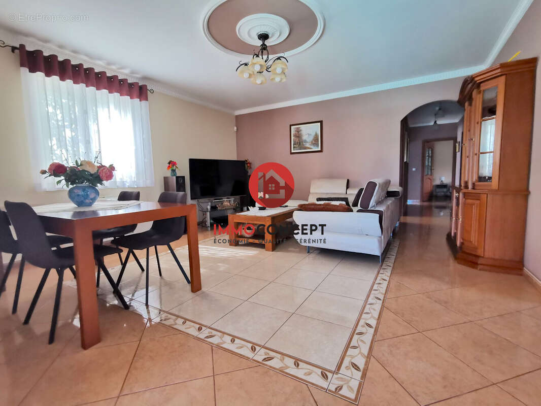 Maison à LAUDUN-L'ARDOISE