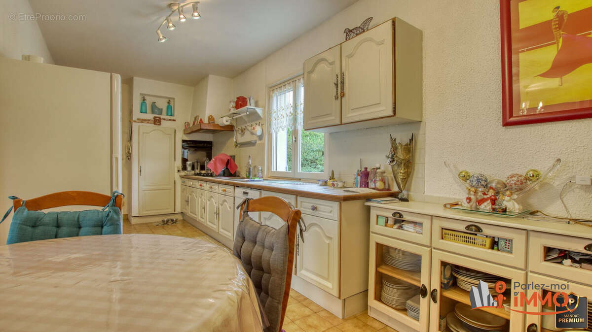 cuisine semi-ouverte de 19m² - Maison à CUZIEU