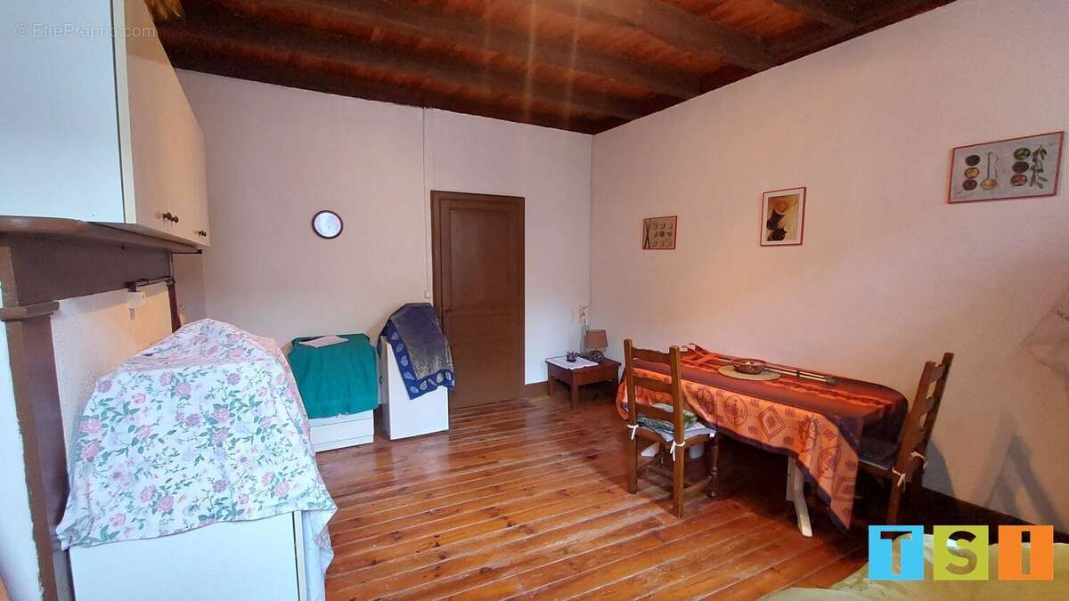 Immeuble sur 2 niveaux avec 2 entrées, 2 appartements à creer centre village - photo 17