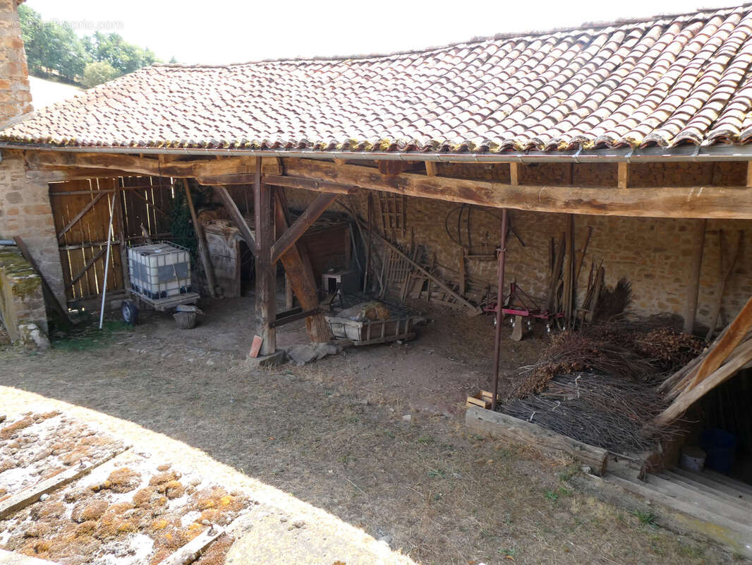 Très belle ferme de caractère indépendante avec grandes dépendances et 5 000 m2 de terrain - photo 16