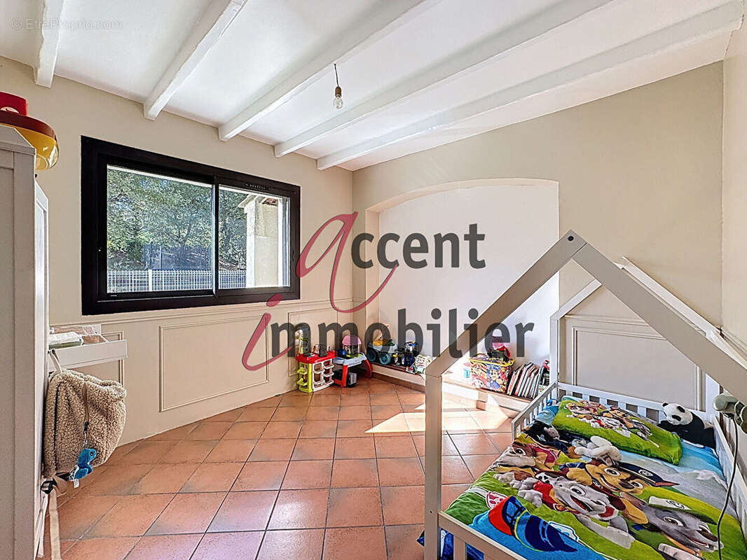 Villa rénovée des années 90 - 130 m² habitables sur jardin de 1115 m². - photo 15