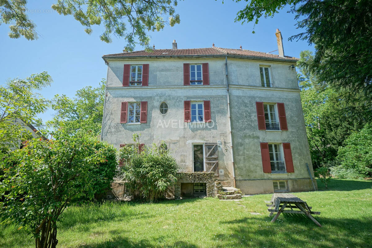 Maison à LA QUEUE-LES-YVELINES