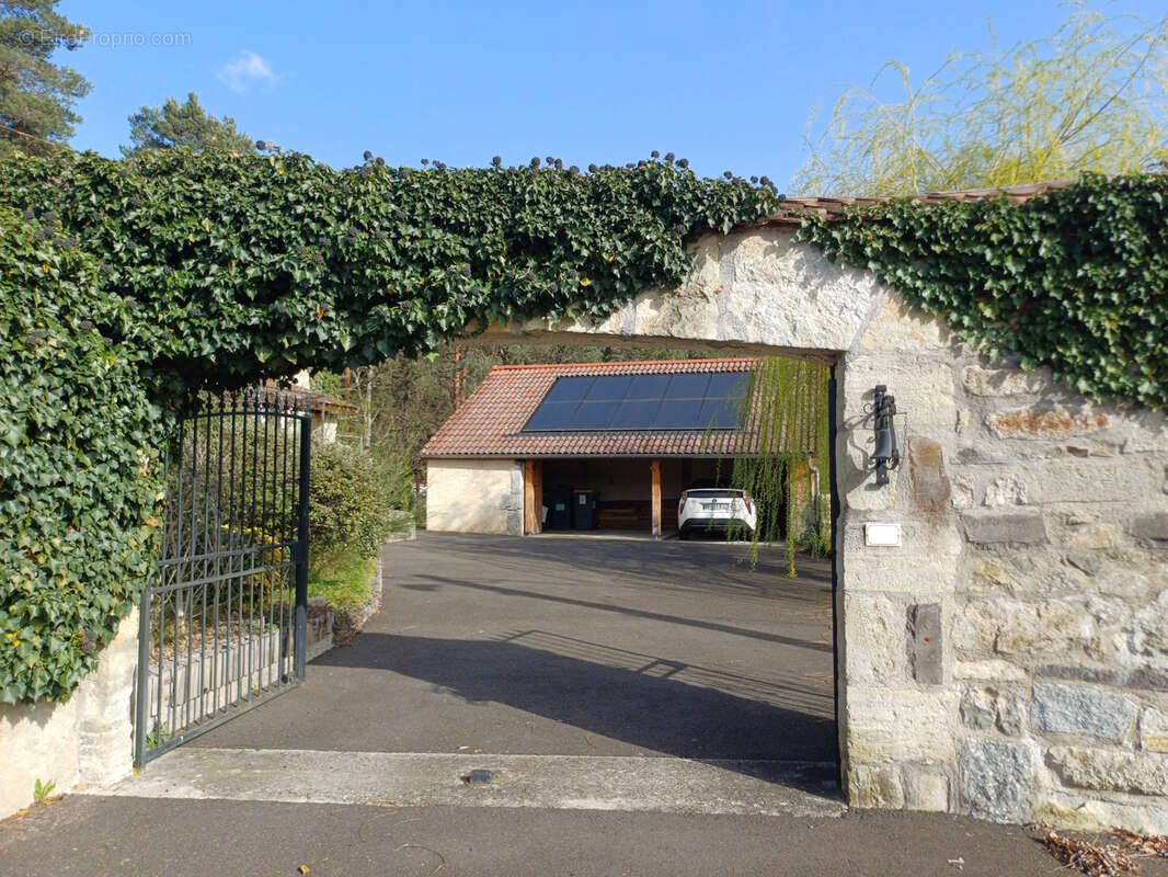 Maison à ESCOUTOUX