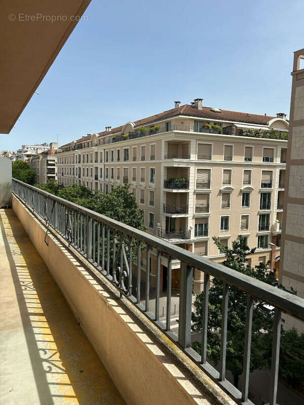 A vendre t4 105m2 avec balcon lyon 69006 - photo 2
