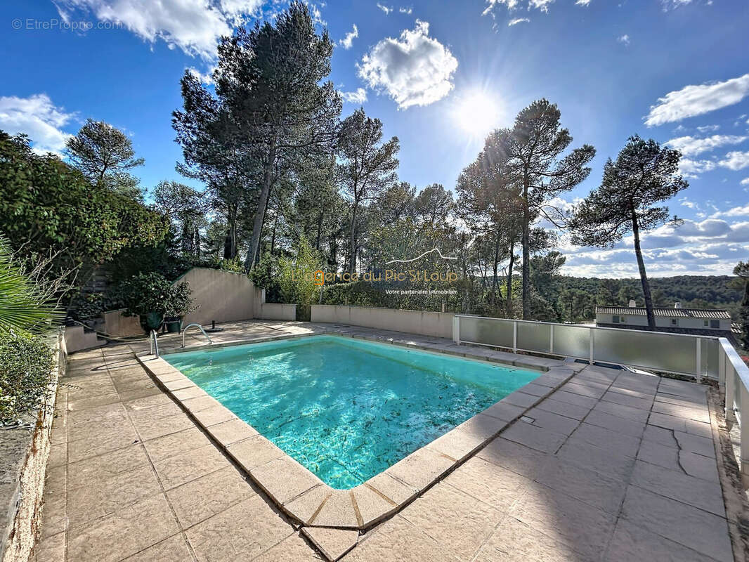 Maison à SAINT-CLEMENT-DE-RIVIERE