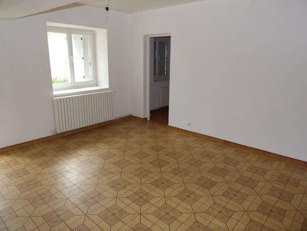 Maison à COURTILLERS